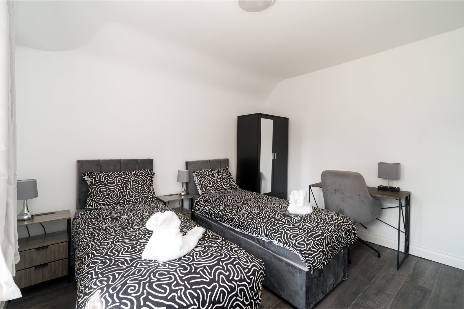 Bedroom 2, twin room with two single beds